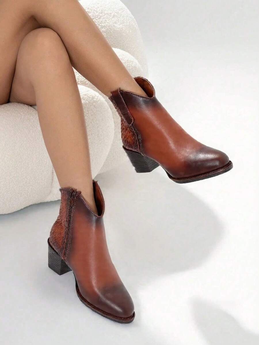 Botines café para mujer de estilo western con diseño artesanal y acabado vintage – Botines de moda con tacón medio ancho, punta y textura peluda en el talón – Calzado elegante y cómodo con cierre lateral, suela antiderrapante y plantilla acolchada – Estilo cowboy chic ideal para otoño e invierno – Botines versátiles que combinan con jeans, vestidos, faldas o looks boho, urbanos y vintage – Hechos en México, atemporales y sofisticados Figuras Cowboy Tela Cremallera lateral Botin Bota Calzado de muer Vacaciones Todas - Camel - Ver 1