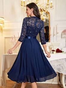 MIUSOL Abito a balze in chiffon con scollo a collo alto, maniche a 3/4, orlo con volant, decorato con paillettes e pizzo floreale, elegante abito da sera per signora, linea A, adatto per invitati a matrimoni, cerimonie di laurea, cene formali e altre occasioni, San Valentino - Blu Navy - Visualizzare 3