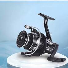 Carrete de  y equipo de pesca. Su estructura de copa de alambre metálico de alta velocidad está equipada con un mecanismo de engranajes de precisión que proporciona una liberación suave de la línea y un potente control de freno. La carcasa exterior está hecha de material anticorrosivo, impermeable y resistente al desgaste, duradero y resistente a la deformación. Es compatible con cañas de pescar de carbono, cañas de pescar de fibra de vidrio, cañas telescópicas multisección y otras combinaciones de aparejos de pesca. Permite lances a larga distancia y un control preciso del retorno de la línea. Es ideal para ríos, lagos, embalses, presas, costas, puertos y otras zonas de pesca de agua dulce y salada. Ideal para la pesca de carpas, carpín, pez mandarín, lubina, pez negro, bagre, corvina amarilla pequeña, lucio, sable, pulpo y otros peces. Es una opción ideal para pescadores principiantes, experimentados, aficionados a la pesca de camping autónomos, aficionados a la pesca marítima