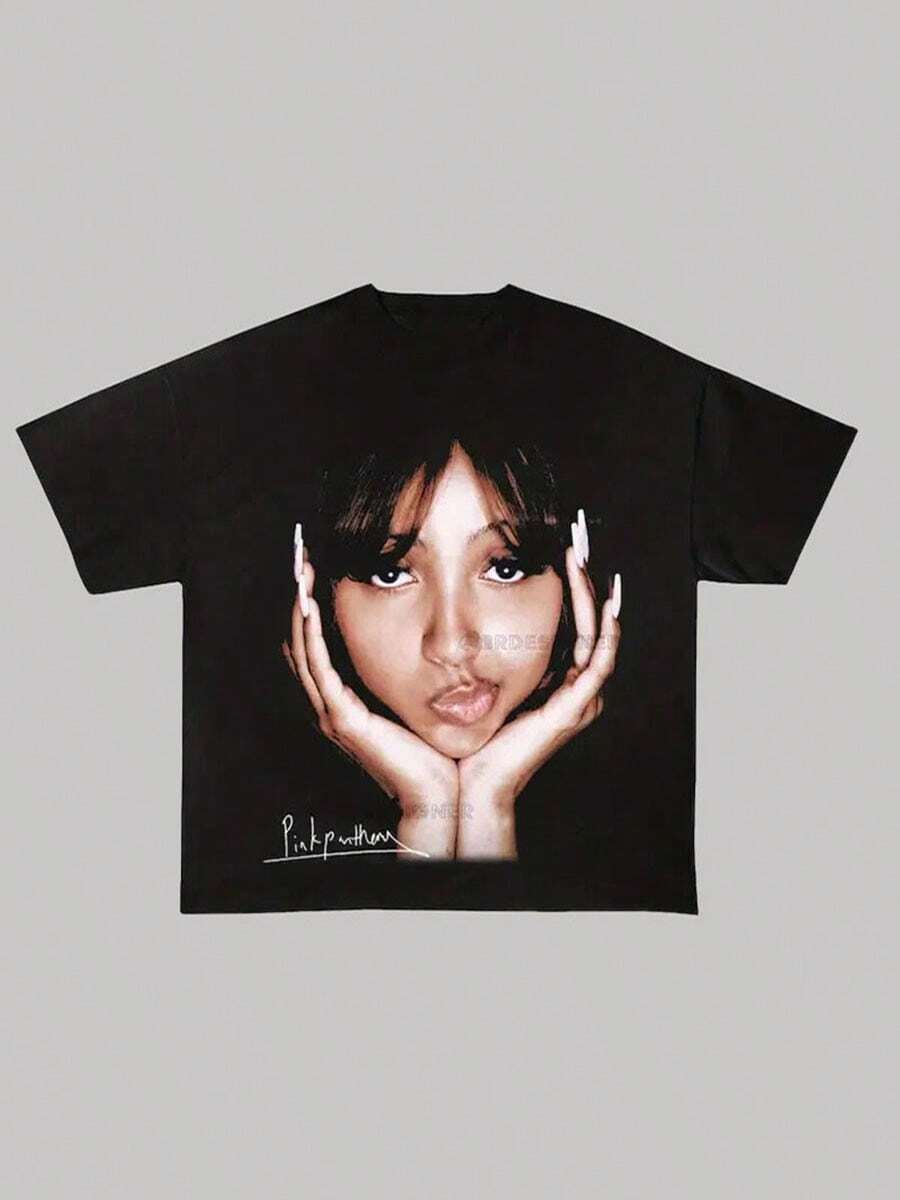 PinkPantheress Vintage Graphic T-Shirt - Black Unisex Cotton Tee With Bohemian Portrait Print, Round Neck Regular Fit, Hand Wash Only Concert Merch & Fan Tee For Adults, Allseason Apparel, Minimalist Design, Nontransparent Material, Music Apparel, Retro , Soft Fabric, Music Fans Cotton T Shirt Vintage Shirts Graphic Tees Street Life Men  Funny Shirts Halloween Fgift,Printed & Shipped In USA - 黑色 - 查看 1