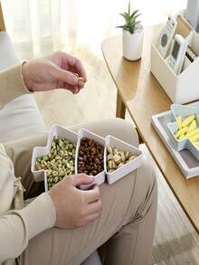 1 pieza Plato para aperitivos navideños, bandeja para aperitivos con forma de árbol de Navidad con compartimentos para nueces, caramelos, frutas secas y semillas, de plástico resistente, diseño de árbol de Navidad, ideal para fiestas navideñas, vajilla navideña, barra de caramelos (color y estilo aleatorios)