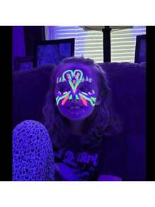 6支夜光蜡笔，色彩鲜艳，在紫外光下会发光，适用于人体和面部彩绘，新年/化妆舞会/节日/万圣节/迪斯科妆容；另附10支万圣节服装、节日艺术绘画用染发粉笔。 - 彩色 - 查看 7