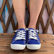 A Pair Of Comfortable, Simple And Versatile Blue Lace-Up Casual Shoes For Women. The Fresh Color Creates A Refreshing Feeling. The Simple Style Is Easy To Match, Adding Comfort And Beauty To Your Travel - Màu xanh lam - Xem 2