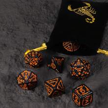 7 件套多面骰子，采用万圣节主题骷髅和南瓜图案，配有骰子收纳袋。非常适合角色扮演游戏，非常适合收藏，也是万圣节和圣诞节的绝佳礼物！ - 彩色 - 查看 12