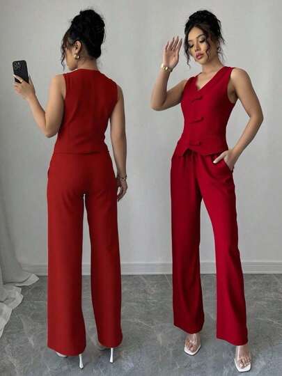 Conjunto es de un color neutro, chaleco sin mangas, con escote en V. Destaca por sus detalles de cierre con nudos tipo rana en la parte frontal,Un pantalón de corte ancho, con cintura elástica   Liso    Elegante  Casual    Botón delantero  Bolsillo    Oficina