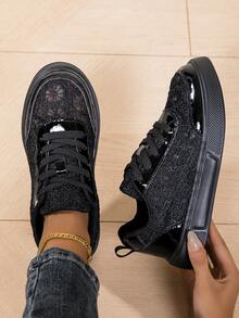 Zapatillas slip-on elegantes y cómodas de mujer con malla de encaje floral negro, adecuadas para ir al trabajo y caminar