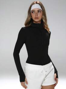 这款运动夹克采用简约时尚的设计，融合了学院风和运动元素。长袖带拇指孔，舒适弹力的面料适合舞蹈/普拉提等运动。前拉链设计搭配低领，方便您轻松从街头过渡到健身房。塑形缝线、修身剪裁、全面覆盖、带拇指孔的长袖、有效收腰设计、提胸褶裥、360°弹力结构以及防滑拉链护片，打造完美身材。女士修身拉链夹克 - 黑色 - 查看 6