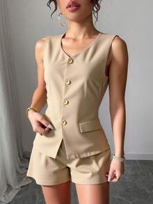 Conjunto está confeccionado en un tejido liso y ligero, chaleco sin mangas con escote en V, Un shorts de corte relajado y cómodo  Liso    Elegante  Casual    Bolsillo  Botón delantero  Botón    Oficina - Caqui - Ver 2