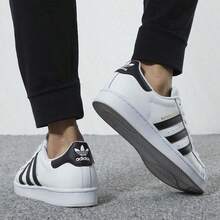 Adidas 女鞋 Superstar 经典白色皮革黑色条纹贝壳头耐穿运动鞋 EG4958 - 白色/黑色 - 查看 6