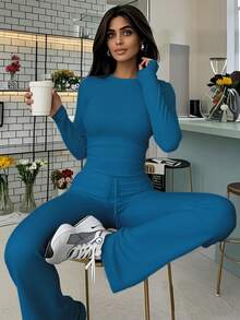 Bộ đồ thể thao thời trang nữ gồm áo crop top tay dài và quần ống loe ôm sát, thích hợp cho mùa xuân/hè. - Màu xanh biển sâu - Xem 4