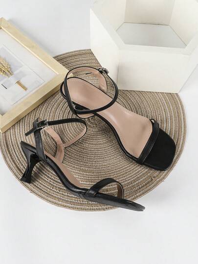 女士黑色高跟凉鞋，小猫跟，简约绑带设计，6厘米酒杯跟，搭扣闭合，舒适时尚