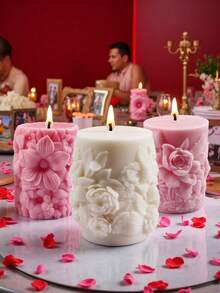 Một chiếc nến chạm khắc tinh xảo lãng mạn, được trang trí bằng họa tiết hoa nổi tuyệt đẹp, tạo nên bầu không khí ngọt ngào cho đám cưới. Màu hồng và trắng đan xen, tượng trưng cho tình yêu, và hình dáng bông hoa ba chiều mang đến cảm giác ấm áp và trang trọng cho đám cưới, giúp tình yêu được truyền tải qua ánh nến. Mang lại sự ấm áp cho không gian cưới và chứng kiến hành trình hạnh phúc mới của đôi vợ chồng mới cưới. - nến chạm khắc - Xem 2