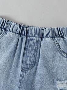 1条复古破洞牛仔裤，适合青少年女孩休闲时尚