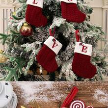 1 جورب عيد الميلاد مُحبك مع حرف أولي، جوارب عيد الميلاد المُحبكة بالحرف الأولي، جوارب عيد الميلاد، جورب أحمر معلق للأعياد للمدفأة، جوارب معلقة على المدفأة في عيد الميلاد باللون الأحمر البرغندي المُحبك، ديكورات عيد الميلاد، ديكور غرفة الشتاء، هدايا عيد الميلاد، ديكورات المنزل في عيد الميلاد