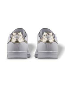 Stan Smith 女款运动鞋，皮革鞋面，金属后跟提环，OrthoLite® 鞋垫，标志性鞋舌标签 EE8836 - 白色/金色金屬色 - 查看 5