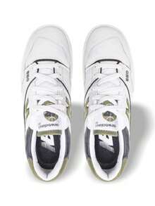 New Balance 550 女式运动鞋 白色 深橄榄绿 亮点 低帮皮革结构，柔软舒适贴合，缓震性能出色，耐用鞋底，适合健身房、学校、步行和日常运动风格。 - 白色/深橄欖綠/黑色 - 查看 2