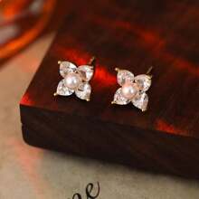 زوج جديد من أقراط الأزهار والخرز من الزركونيا، أقراط أنيقة فاخرة بتصميم زهرة ثلاثية الأوراق