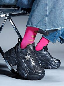 Tênis da Moda Feminina com Decoração de Borboleta de Metal Prata, Plataforma Sólida Grossa de EVA, Salto Alto Preto de 7 cm, Estilo Punk Versátil, Plus Size Confortável e Quente para Outono/Inverno para Adolescentes, Estudantes Universitários, Tênis Leves para Corrida Antiderrapantes para Todas as Estações, Sandálias Casuais Respiráveis e de Secagem Rápida para o Verão para Uso Diário, Data, Academia, Escritório