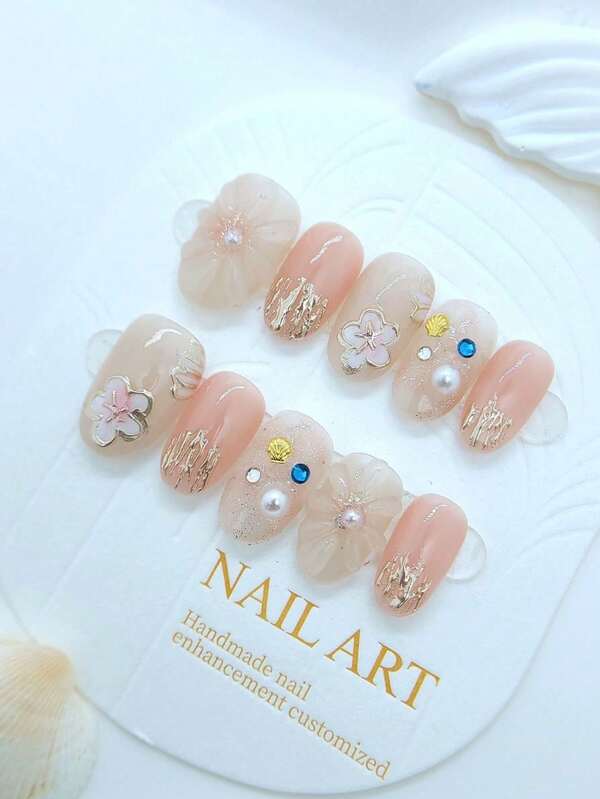 10 Stück handgefertigte ovale Nagel-Aufkleber, die von subtilen Nude-Tönen bis hin zu tiefem Tintenschwarz reichen, mit natürlichen Farbübergängen. Goldene Linien wie Sternschnuppen verleihen den Fingerspitzen eine Note von Dynamik und Luxus. Abnehmbar und wiederverwendbar, geeignet für Frauen mit unterschiedlichem Stil für den täglichen Gebrauch. Nagelpflege-Zubehör