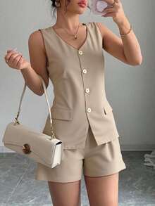 Conjunto está confeccionado en un tejido liso y ligero, chaleco sin mangas con escote en V, Un shorts de corte relajado y cómodo  Liso    Elegante  Casual    Bolsillo  Botón delantero  Botón    Oficina - Caqui - Ver 1