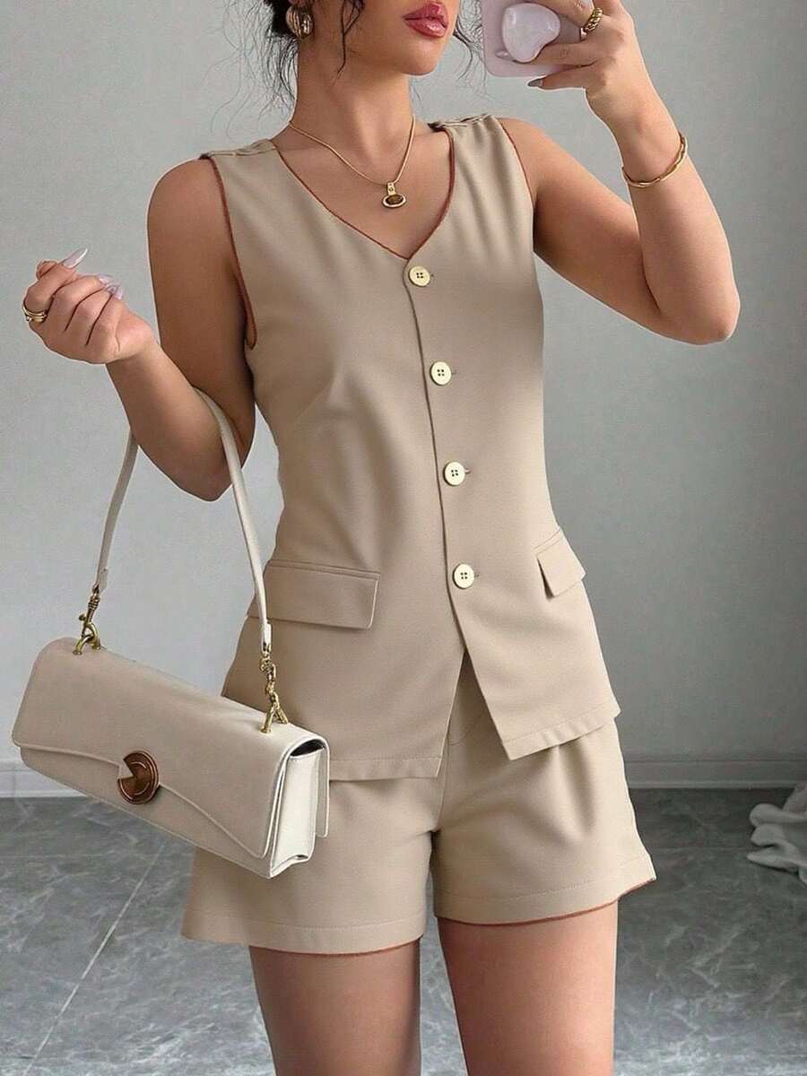 Conjunto está confeccionado en un tejido liso y ligero, chaleco sin mangas con escote en V, Un shorts de corte relajado y cómodo  Liso    Elegante  Casual    Bolsillo  Botón delantero  Botón    Oficina - Caqui - Ver 1