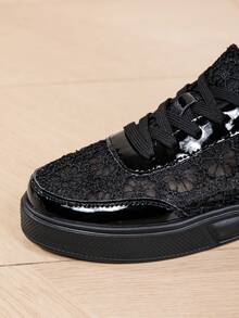 Zapatillas slip-on elegantes y cómodas de mujer con malla de encaje floral negro, adecuadas para ir al trabajo y caminar