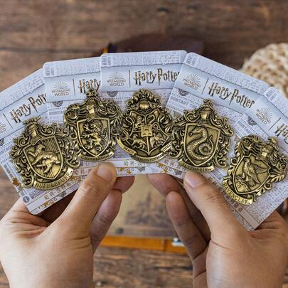Harry Potter 1 Pc Vinatge Plain Color Colleges Metal Badge, Funny Retro Hogwarts, Gryffindor, Slytherin, Hufflepuff, Ravenclaw College Badge Relief Brooch, Harry Potter Surrounding Hogwarts Gift, Badges For Backpack Badges Fashion Decorations Gifts, Displayed As Collectibles On Bookshelves, Display Cabinets, Or As Halloween Christmas Gifts,Holiday Gifts, Birthday Gifts[Officially Licensed]
