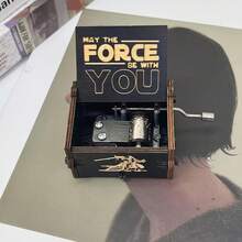 StarWars Stern Wars Holz-Geschnitzte Spieluhr, Holz-Samurai-Schnitzerei, bemalte Spieluhr, Geschenk zum Kindertag, Anime-Zubehör, Fan-Gedenkgeschenk, Geschenk für Tochter, Sohn, Freund, Klassenkameraden, Geburtstagsgeschenk, exquisites Geschenk, Heimdekoration, Raumdekoration, Partydekoration, kleines Hängegeschenk, Spieluhr, Halloween, Weihnachtsgeschenk