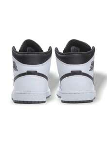 Giày thể thao Air Jordan 1 Mid dành cho nam có thiết kế cổ cao bằng da, đế trong êm ái, hỗ trợ tốt, các chi tiết phối màu cổ điển và đế ngoài bằng cao su chống trượt. Lý tưởng cho hoạt động thể thao mùa hè, thường ngày, phong cách đường phố, đi bộ, tập gym và đi làm với hai màu trắng và đen vượt thời gian. - Đen và trắng - Xem 7