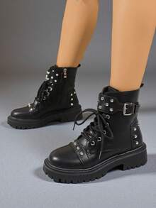 朋克金属孔眼系带扣假日黑色时尚踝靴，厚底靴，英伦风格高帮机车靴，铆钉系带和皮带扣，秋冬 - 黑色 - 查看 4