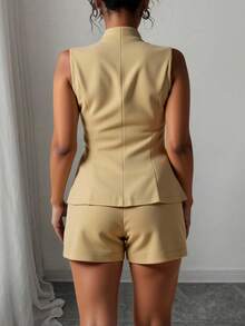 Conjunto está confeccionado en un tejido liso y ligero, chaleco sin mangas con escote en V, Un shorts de corte relajado y cómodo  Liso    Elegante  Casual    Bolsillo  Botón delantero  Botón    Oficina - Caqui - Ver 3