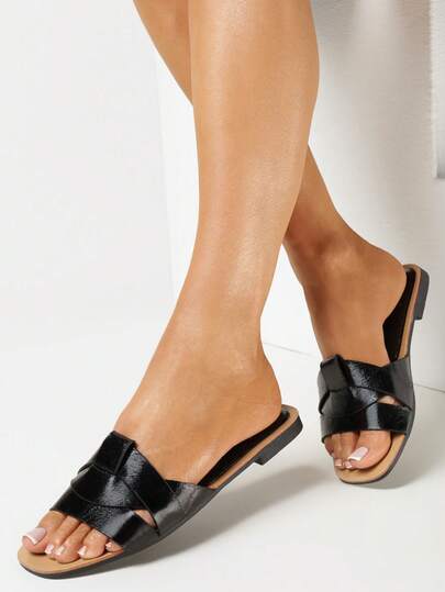 Chanclas con suela plana y punta cuadrada