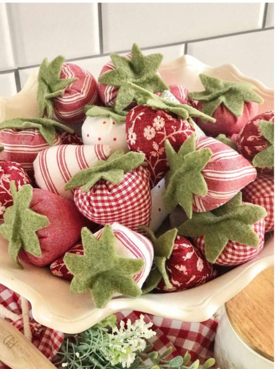 6pcsStrawberry Shaped Filling, Handmade Retro Style Fabric Strawberries, Tray Decoration, Room Decor,Decor,Desk Accessories,Trinkets,Birthday Decorations,Party Decorations,Room Decor, Living Room Decoration, Room Decoration, Bathroom Decoration, Outdoor Decoration, Can Be Used For Ation, Christmas Decoration, Home Decor Christmas Decorations Winter