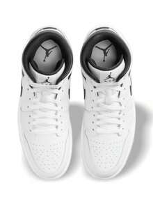 Giày thể thao Air Jordan 1 Mid dành cho nam có thiết kế cổ cao bằng da, đế trong êm ái, hỗ trợ tốt, các chi tiết phối màu cổ điển và đế ngoài bằng cao su chống trượt. Lý tưởng cho hoạt động thể thao mùa hè, thường ngày, phong cách đường phố, đi bộ, tập gym và đi làm với hai màu trắng và đen vượt thời gian. - Đen và trắng - Xem 5