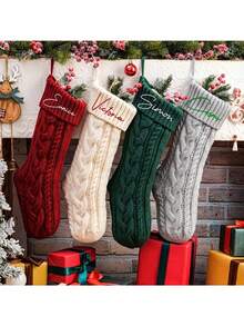 جورب عيد الميلاد - حرف العائلة مصنوع بالتريكو لديكور العطلات، أبيض مع تفاصيل باللون الأحمر والأخضر، متين للاستخدام الداخلي/الخارجي، هدية عيد الميلاد الفريدة، حامل جورب، جورب ديكور عيد الميلاد، ديكور منزلي للعطلات، تصميم محبوك منسوج