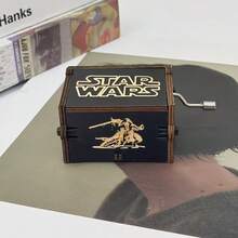 StarWars Stern Wars Holz-Geschnitzte Spieluhr, Holz-Samurai-Schnitzerei, bemalte Spieluhr, Geschenk zum Kindertag, Anime-Zubehör, Fan-Gedenkgeschenk, Geschenk für Tochter, Sohn, Freund, Klassenkameraden, Geburtstagsgeschenk, exquisites Geschenk, Heimdekoration, Raumdekoration, Partydekoration, kleines Hängegeschenk, Spieluhr, Halloween, Weihnachtsgeschenk