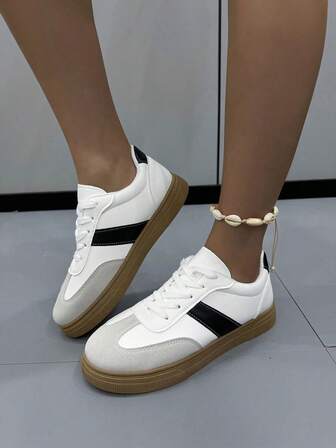 Nya vita vår-/höstsneakers för kvinnor, löparskor för vardagsbruk, mångsidiga platta slip-on skateskor, halkfria