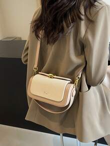 这款时尚经典的多功能手提包/单肩包，采用拼接装饰设计，饰以字母和金属配件，是一款高端多功能小盒子造型手提包，简约优雅，适合旅行、购物、通勤和各种户外场合。 - 米色 - 查看 7