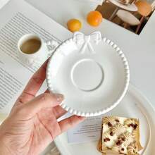 可爱蝴蝶结陶瓷杯套装（110毫升-180毫升），带碟子 - 多用途，可盛放咖啡/牛奶/茶/甜点，是中东日常使用和斋月礼物的理想之选，也适合情侣/家庭，可用于家居装饰和节日（万圣节/圣诞节）礼物。 - 白色 - 查看 4