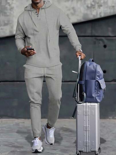 Conjunto de ropa casual de dos piezas para hombre que incluye una sudadera con capucha sólida y pantalones con cordón, creando ropa deportiva cómoda para las actividades diarias