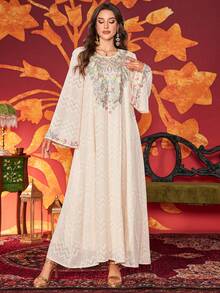 女士优雅长款阿拉伯风格连衣裙，圆领，正面饰有亮片和水钻刺绣，杏色，适合度假穿着。 - 淺粉色 - 查看 4