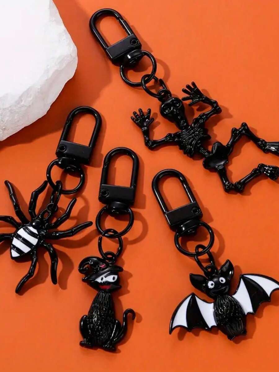 Gotischer Schlüsselanhänger Anhänger Kette, Gotischer Spinnen-Schädel Schlüsselanhänger, Halloween Anhänger Schmuckzubehör, Schädel Geist Halloween Element Schwarze Anhängerkette, personalisierter Anhänger, Halloween Geschenk, Kopfhörer Tasche Schlüsselanhänger. Dieser Anhänger enthält Halloween Elemente wie Fledermäuse, Spinnen, Schädel und Hexen, Tasche Anhänger, Taschenzubehör, Taschenketten