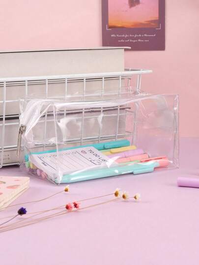 1/2个大容量透明便携铅笔盒，PVC材质，设计简约，防水防污。多功能收纳袋，适合存放学习用品，是学生和上班族的理想之选。开学季必备，创意礼物，感恩节、情人节和生日礼物佳选。畅销铅笔盒，文具用品。