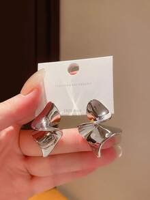 "Twisted Metal Earring – Artistic Design In Gold Or Silver" - 1 - 查看 5