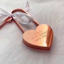 个性化爱情锁，订婚爱情锁，个性化心形锁，巴黎锁，刻字心形锁，阿姆斯特丹金色爱情锁，学习用品，返校季，学校礼物，学校用品，教室用品，教师礼物，大学用品，同事礼物，宿舍用品，送给老师的礼物，男女通用，青少年用品，初中生，低年级学生，色彩缤纷，可爱，Y2K风格，时尚，男女通用，休闲，定制，个性化，独特，专属定制，送给他的理想礼物，送给她的理想礼物，她，男朋友，女朋友，家人，朋友，精致浪漫，秋季装饰，新年魅力