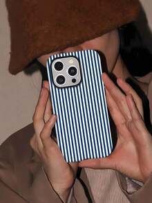 Funda para móvil con diseño de rayas verticales azul marino y blancas. Compatible con los modelos 16, 15, 14, 13, 12 y 11 Pro. Fabricada en TPU, resistente a golpes. Ideal como regalo para familiares, amigos, niños, cumpleaños, vacaciones de primavera, novios, novias y San Valentín. - Blanco - Ver 3