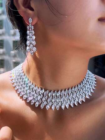 一套闪亮立方氧化锆宽版网球项链和长款吊灯式耳环，镀银女士新娘CZ婚礼首饰套装，适合新娘订婚、宴会、选美比赛等场合的礼物