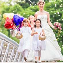 一套花童篮和白色花瓣 - 带衬里的编织篮，带提手的小型柳条篮，适合婚礼、婴儿派对装饰，可盛放白色花瓣、糖果、装饰品和礼物 - 小巧且可重复使用 - 彩色 - 查看 8