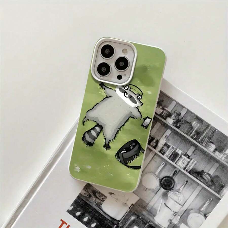 Funda para phone con diseño de mapache tumbado en la hierba verde, con orificios grandes, compatible con phone 16 Pro Max, 16, 15 Pro, 14, 14 Plus/14 Pro Max, 13, 13 Pro, 12 Pro, 11/11 Pro. Ideal para regalar en cumpleaños y fiestas. - Blanco - Ver 1