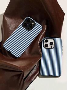 Funda para móvil con diseño de rayas verticales azul marino y blancas. Compatible con los modelos 16, 15, 14, 13, 12 y 11 Pro. Fabricada en TPU, resistente a golpes. Ideal como regalo para familiares, amigos, niños, cumpleaños, vacaciones de primavera, novios, novias y San Valentín. - Blanco - Ver 2